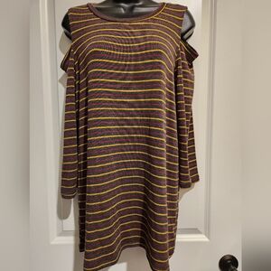 NWOT Gilli Striped Cold Shoulder Top. Size Large
